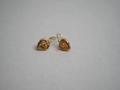 Pair of heart-shaped gold earrings.
0,57...