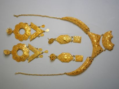 Gold lot: 
Necklace, 2 pairs of earrings.
AC...