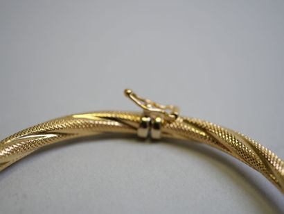 Chased articulated rigid gold bracelet.
C...