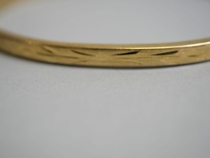 Articulated gold bracelet with motif.
AC...
