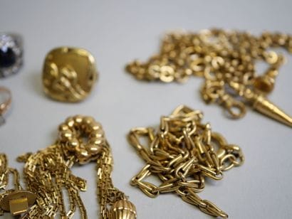 Gold debris.
A metal reliquary is attached.
56,69...