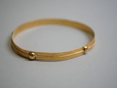 Deformed chased gold bracelet.
AC 7.70 g...