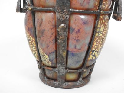 Louis MAJORELLE (1859-1926) et DAUM.
Vase...