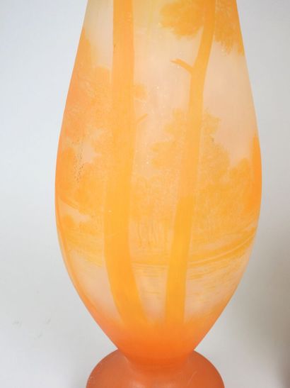 RICHARD.
Paire de vases de forme balustre...