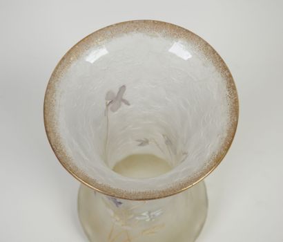 MONTJOYE.
Vase cornet en verre travaillé...