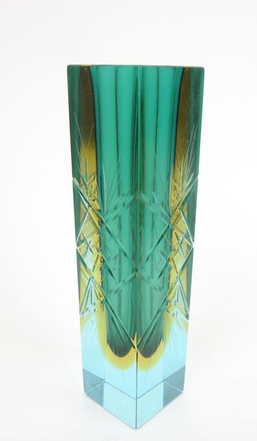 MURANO, XXe.
Vase rectangulaire modèle 