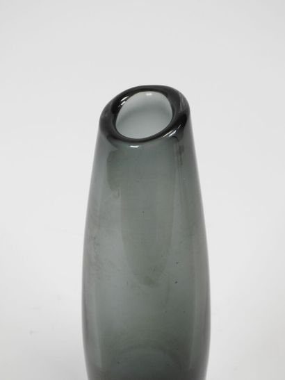 Vase en verre et verre teinté noir.
Travail...