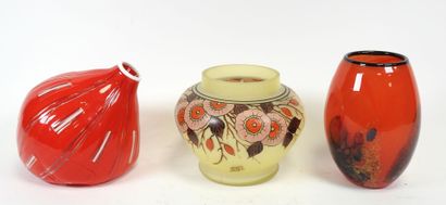 Lot comprenant :
- JOMA. Vase en verre teinté...