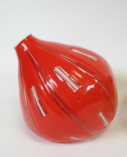 Lot comprenant :
- JOMA. Vase en verre teinté...