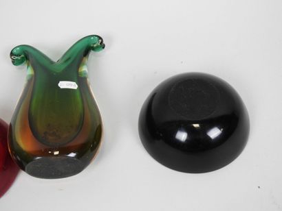 MURANO, XXe.
Vase en verre teinté vert et...