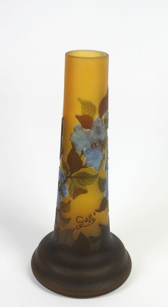 GALLÉ TIP.
Vase à col tubulaire et panse...
