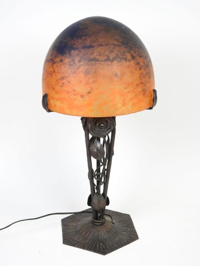 DAUM NANCY FRANCE.
Lampe champignon en verre...