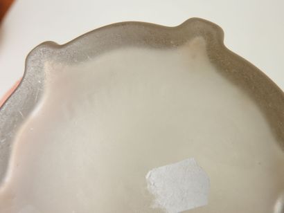ETLING.
Grand vase en verre moulé opalescent...