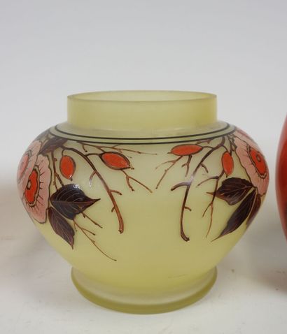 Lot comprenant :
- JOMA. Vase en verre teinté...