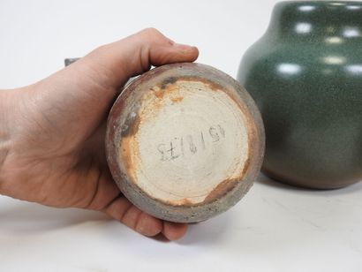 Lot de quatre vases en grès et faïence.
Travail...