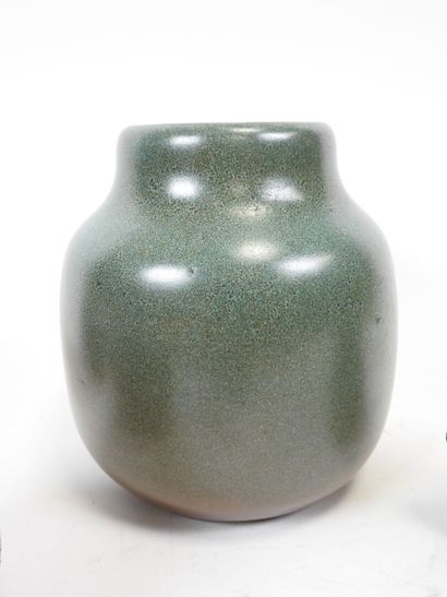 Lot de quatre vases en grès et faïence.
Travail...
