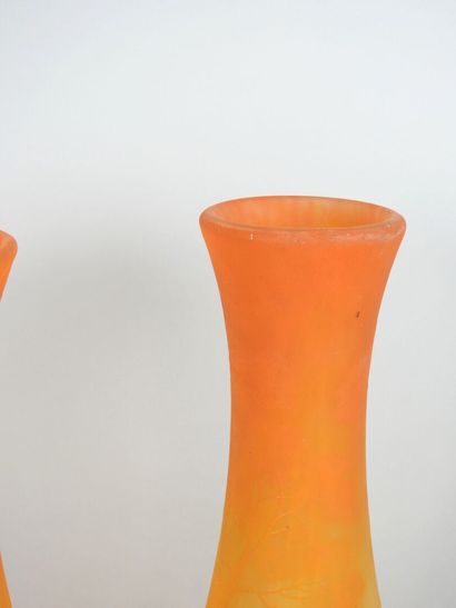 RICHARD.
Paire de vases de forme balustre...