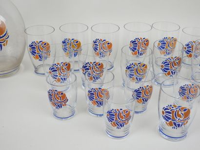 Partie de service en verre à décors peints...