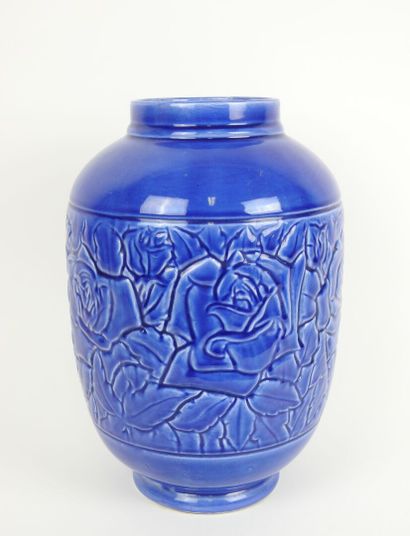 SAINT CLÉMENT.
Vase de forme ovoïde en faïence...