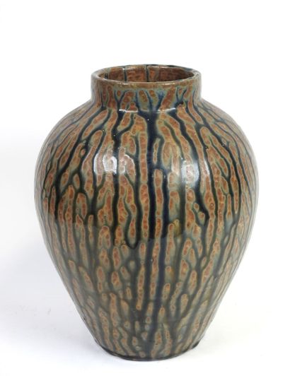 Vase en céramique à décor de coulures émaillé...