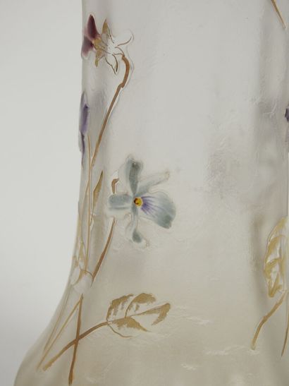 MONTJOYE.
Vase cornet en verre travaillé...