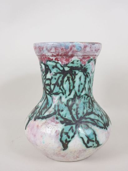 Vase en céramique de forme balustre avec...