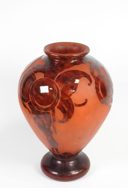 LE VERRE FRANÇAIS.
Vase ovoïde sur pied en...