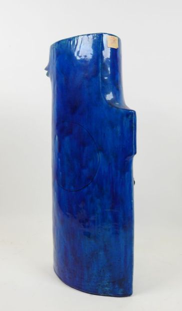 Vase en céramique à glaçure bleue en forme...