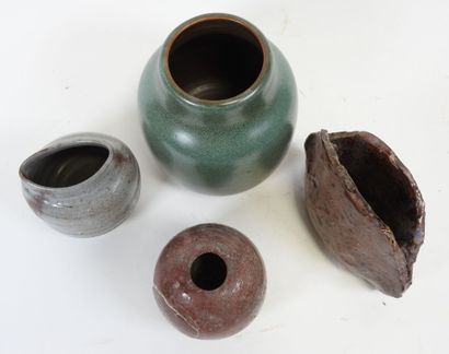 Lot de quatre vases en grès et faïence.
Travail...