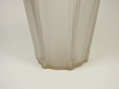 ETLING.
Grand vase en verre moulé opalescent...