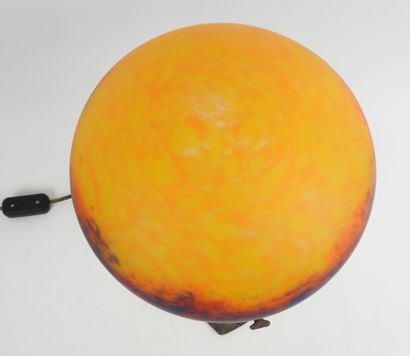 P. CRESPIN (XXe).
Lampe, le pied en fer forgé...