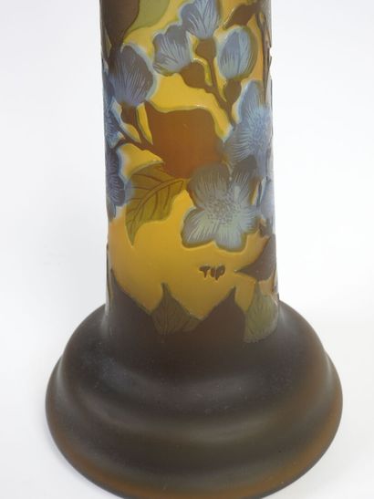 GALLÉ TIP.
Vase à col tubulaire et panse...