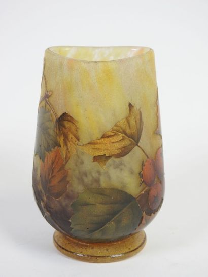 DAUM NANCY.
Vase sur petit pied et col triangulaire...