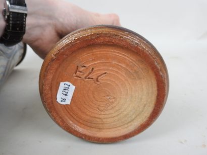 Lot comprenant :
- Un vase rouleau en faïence...