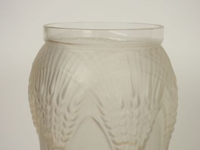 ETLING.
Grand vase en verre moulé opalescent...