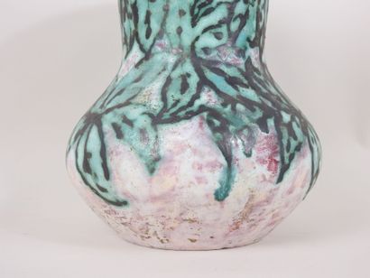 Vase en céramique de forme balustre avec...