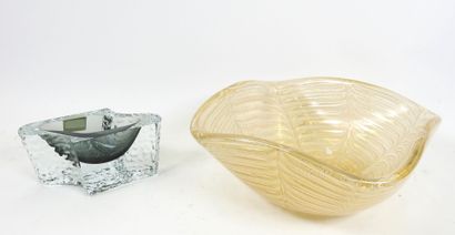 MURANO, XXe.
Coupe en verre soufflé à décor...