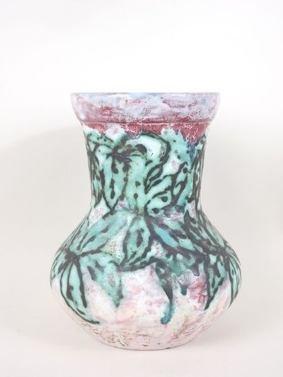 Vase en céramique de forme balustre avec...