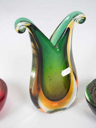 MURANO, XXe.
Vase en verre teinté vert et...