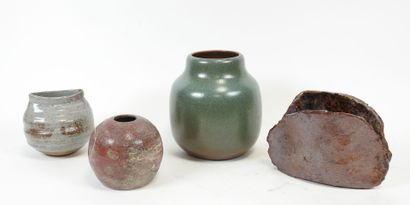 Lot de quatre vases en grès et faïence.
Travail...