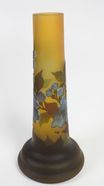 GALLÉ TIP.
Vase à col tubulaire et panse...