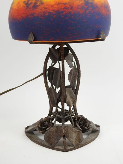 P. CRESPIN (XXe).
Lampe, le pied en fer forgé...