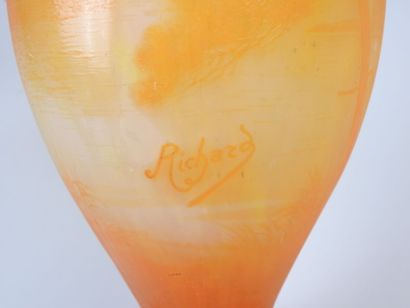 RICHARD.
Paire de vases de forme balustre...