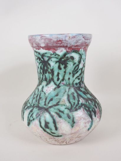 Vase en céramique de forme balustre avec...