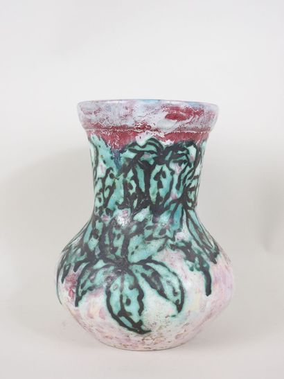 Vase en céramique de forme balustre avec...