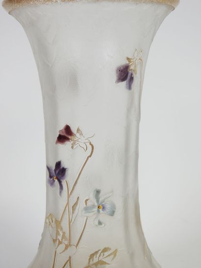MONTJOYE.
Vase cornet en verre travaillé...