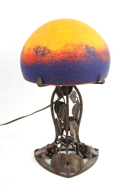 P. CRESPIN (XXe).
Lampe, le pied en fer forgé...