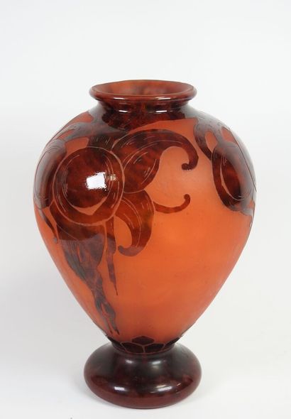 LE VERRE FRANÇAIS.
Vase ovoïde sur pied en...