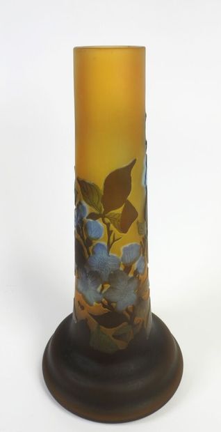 GALLÉ TIP.
Vase à col tubulaire et panse...