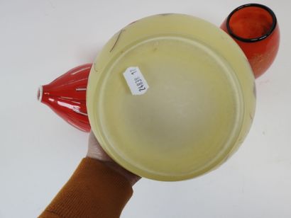 Lot comprenant :
- JOMA. Vase en verre teinté...
